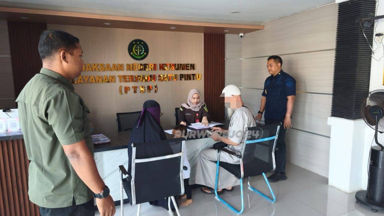 WNA saat di kantor Imigrasi