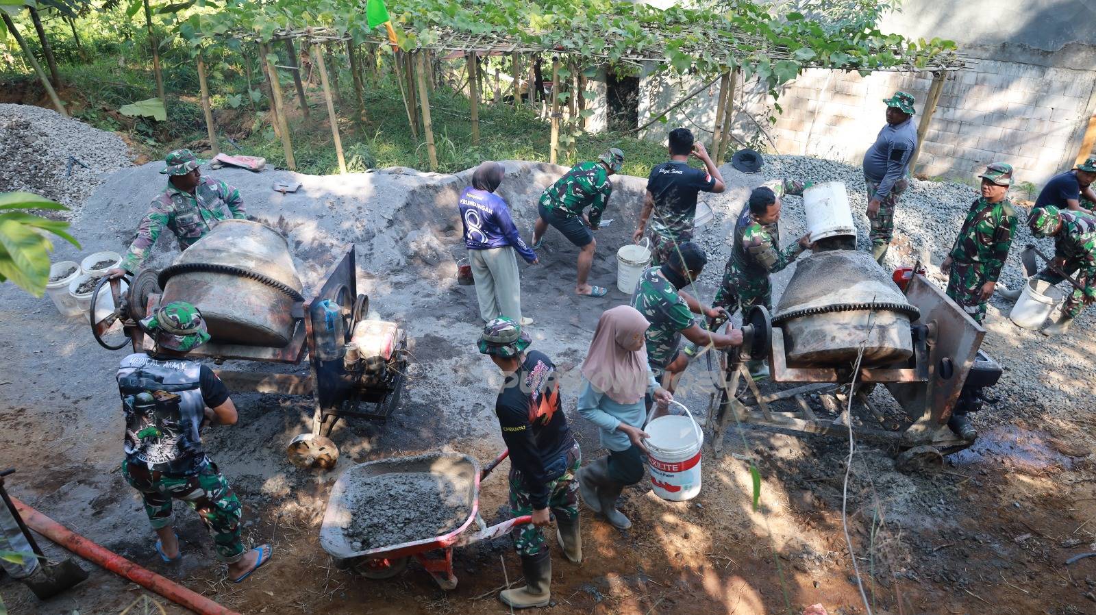 Warga dan TNI semangat gotong royong bangun jalan