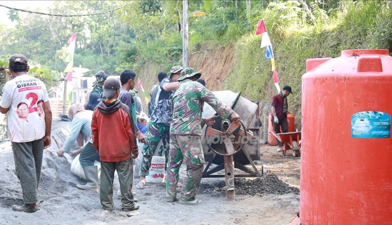 Gotong royong membangun jalan