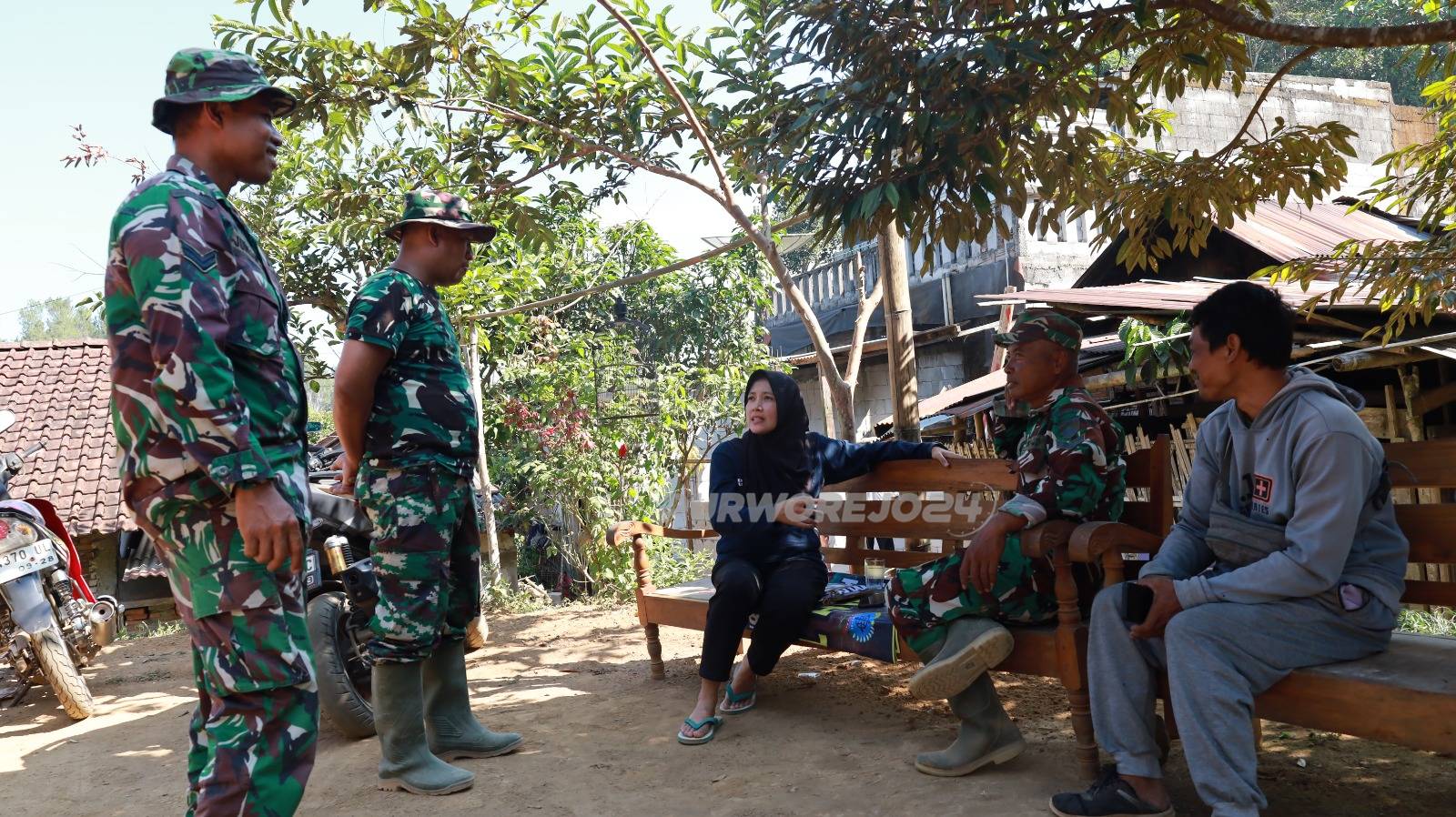 Keakraban TNI dan warga disela kegiatan