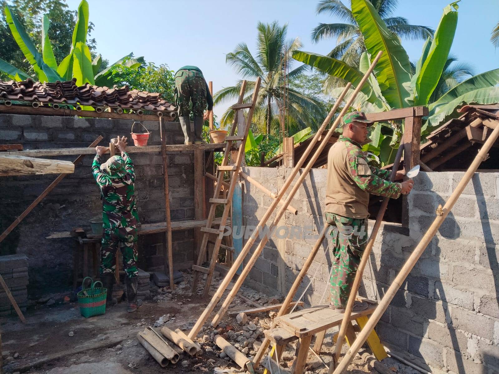 TNI saat melaksanakan pekerjaan RTLH