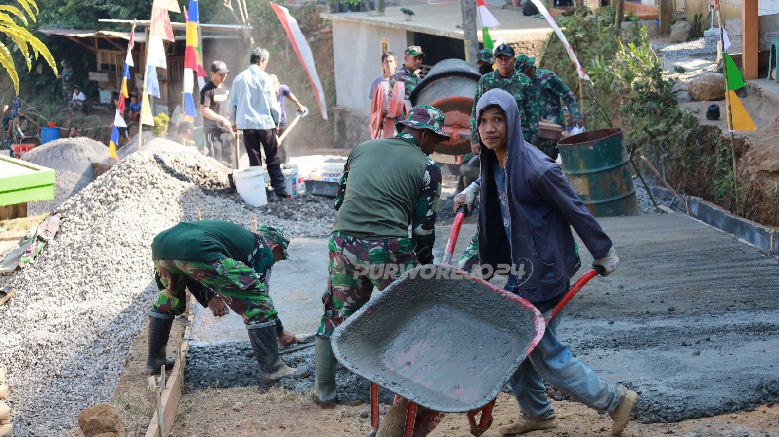 TNI dan warga semangat gotong royong bangun jalan