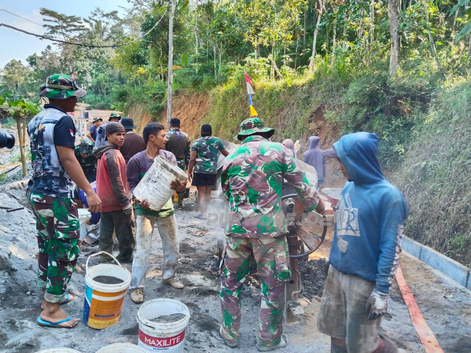 Semangat gotong royong bangun jalan