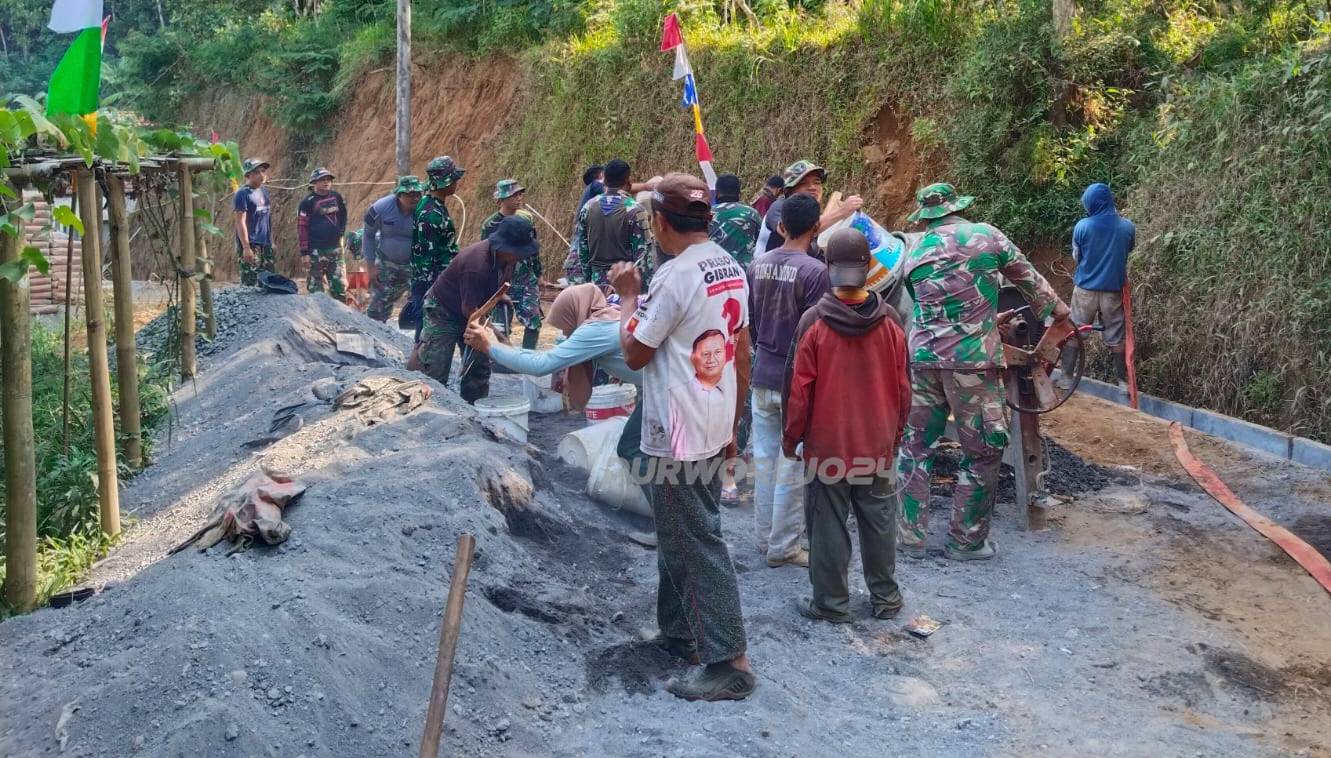 Warga semangat gotong royong bangun jalan