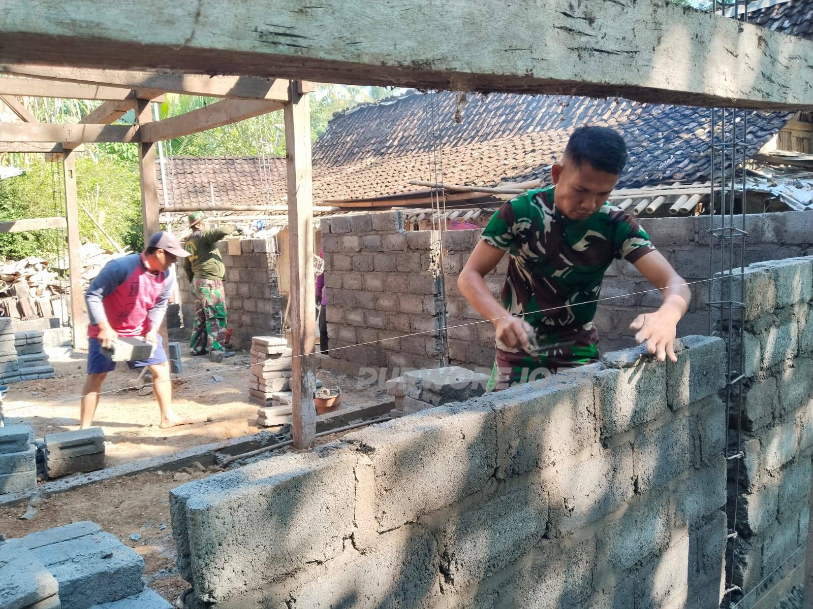 TNI memasang batako rumah