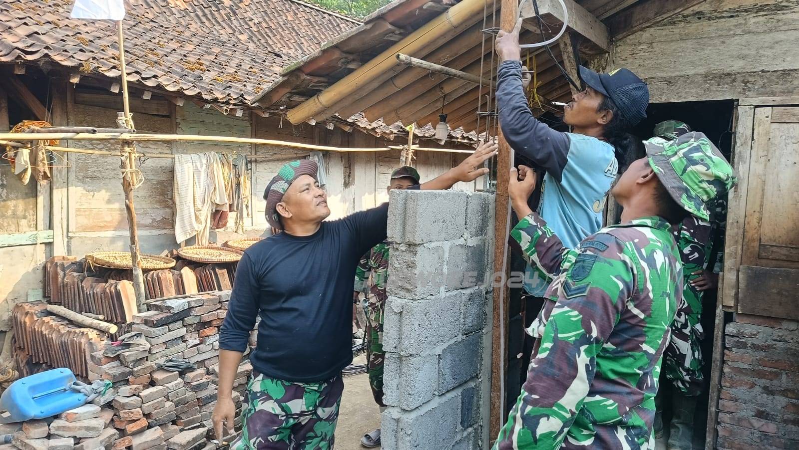Petugas kebut bangun runah warga