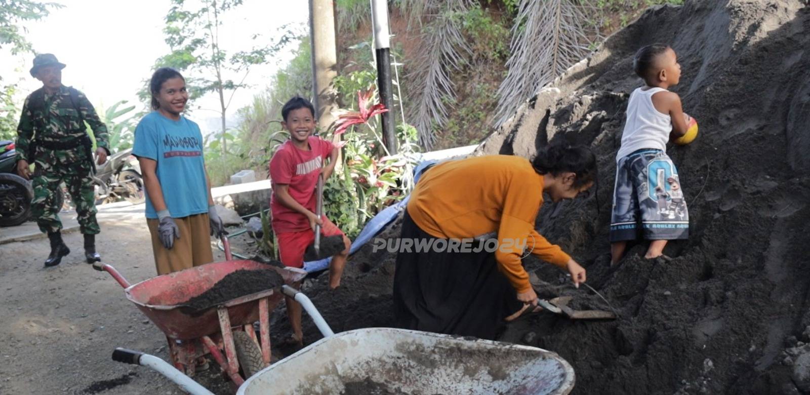Anak anak tampak semangat bantu TMMD