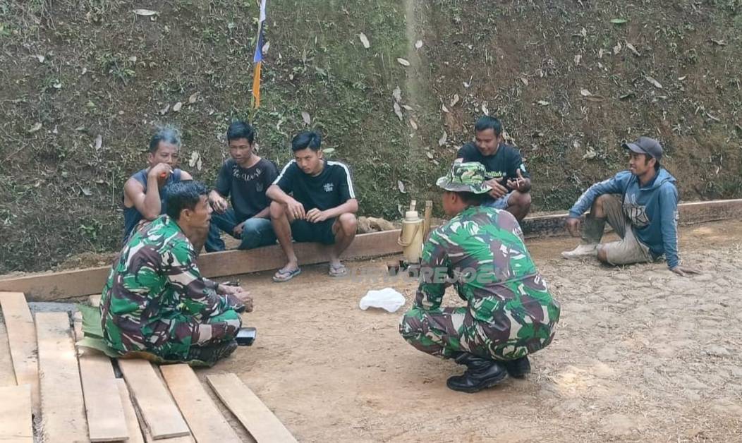 Warga dan TNI tampak akrab dalam giat TMMD