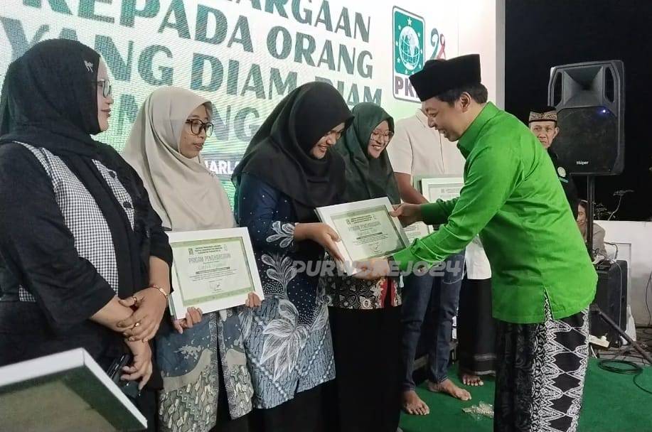 Pemberian penghargaan kepada 10 sosok yang dinilai telah mengabdikan diri tanpa pamrih kepada masyarakat