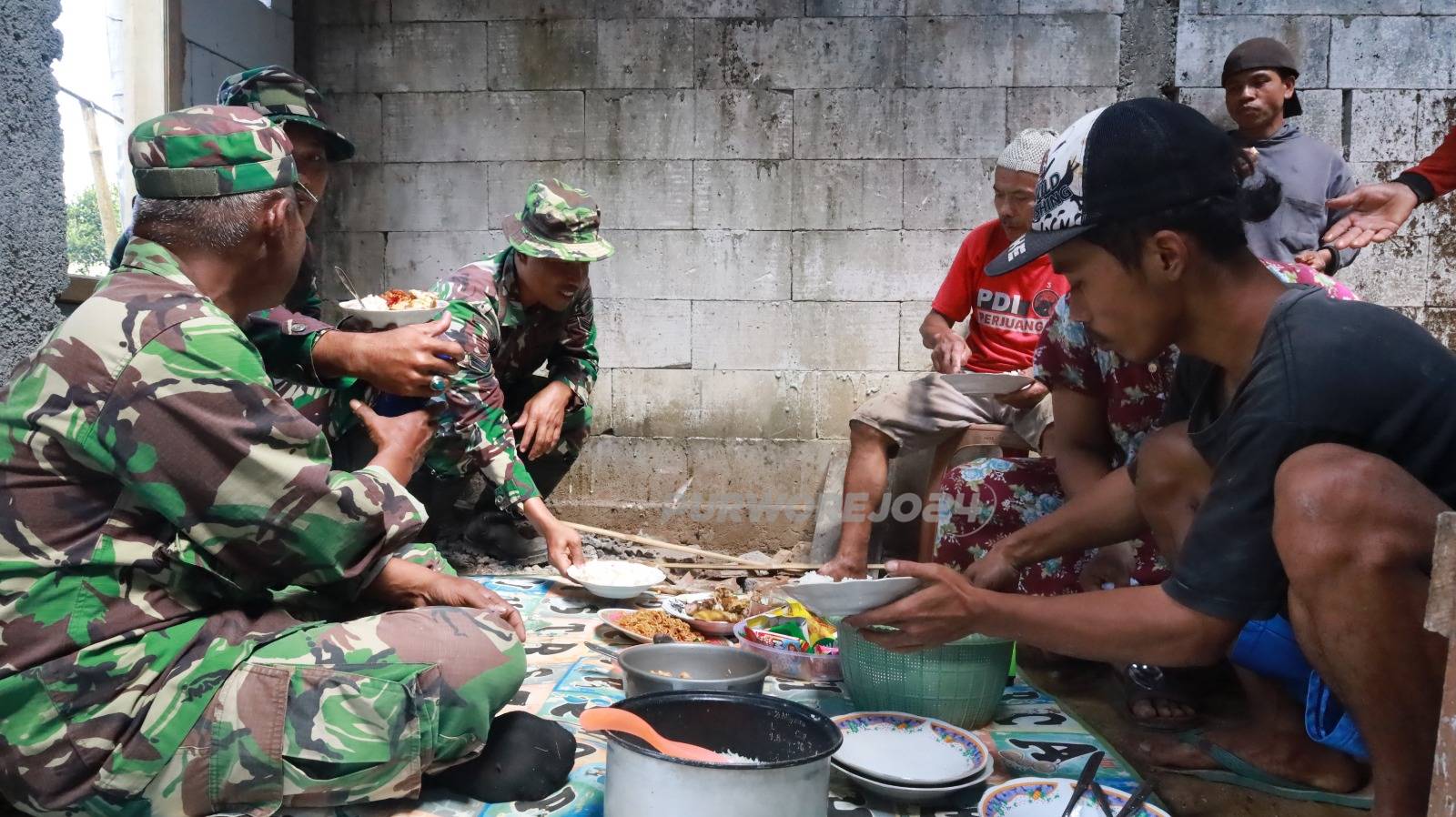 TNI dan warga makan bersama di giat TMMD