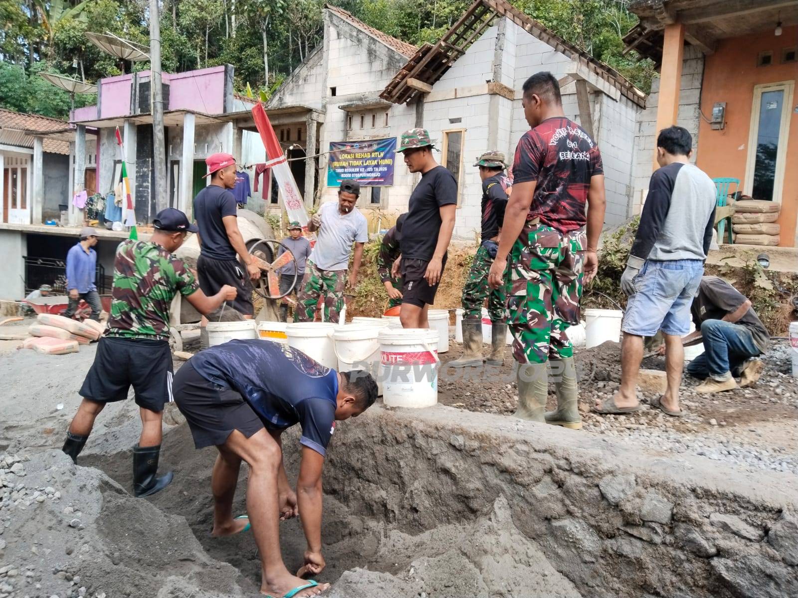 Warga dan TNI semangat gotong royong bangun jalan