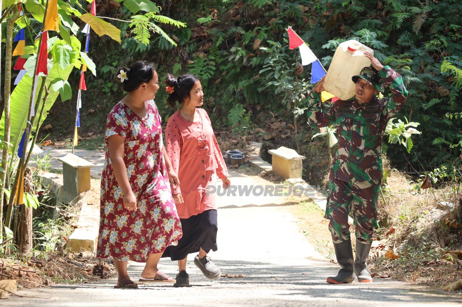 TNI bantu warga ambil air