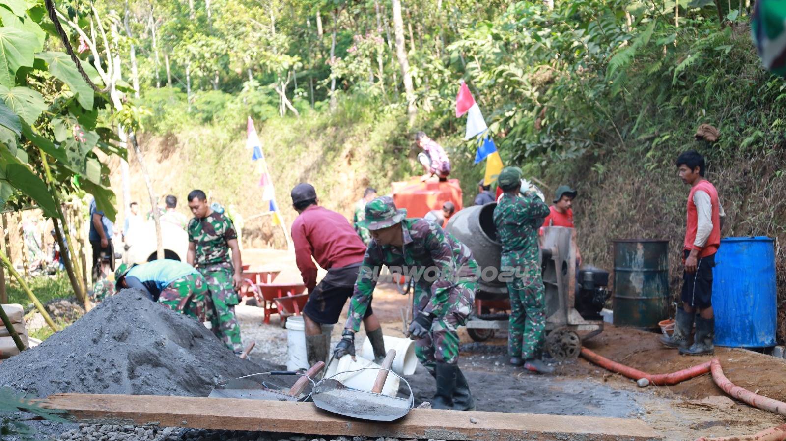 Gotong royong bangun jalan