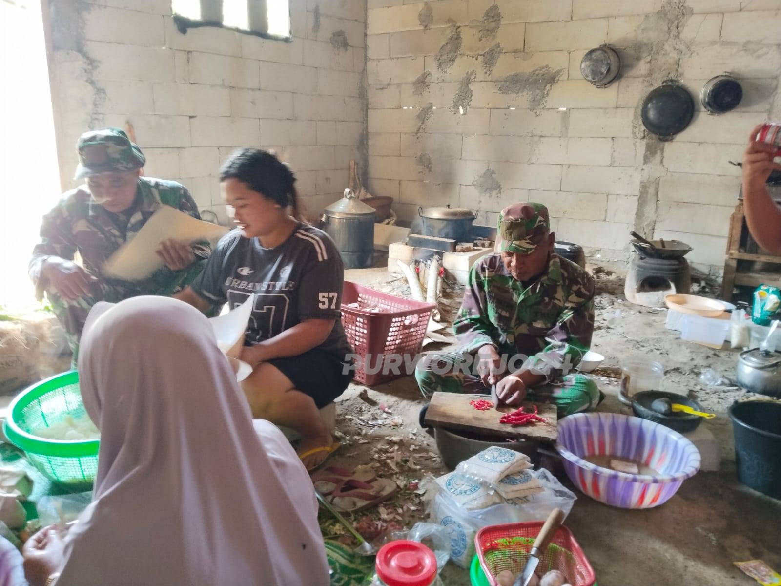 TNI bantu warga masak di dapur