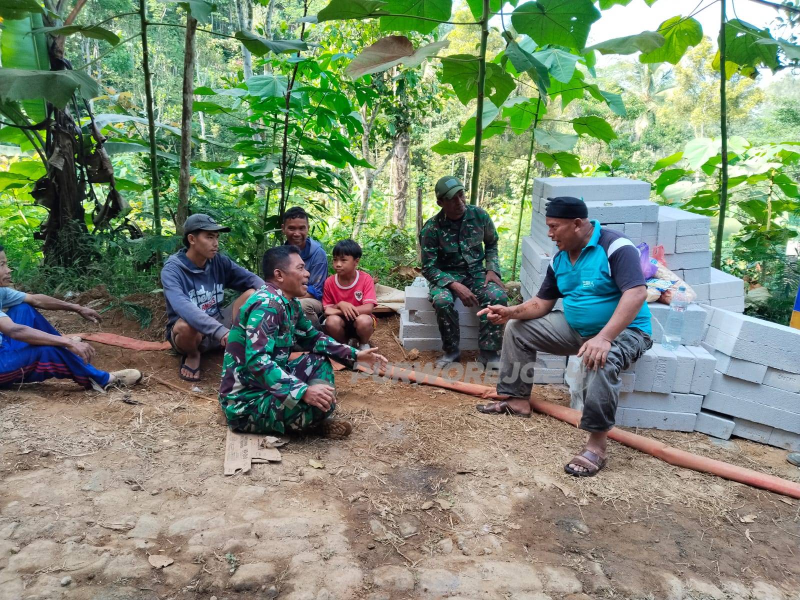 Kebersamaan warga dan TNI di waktu istirahat dana giat TMMD