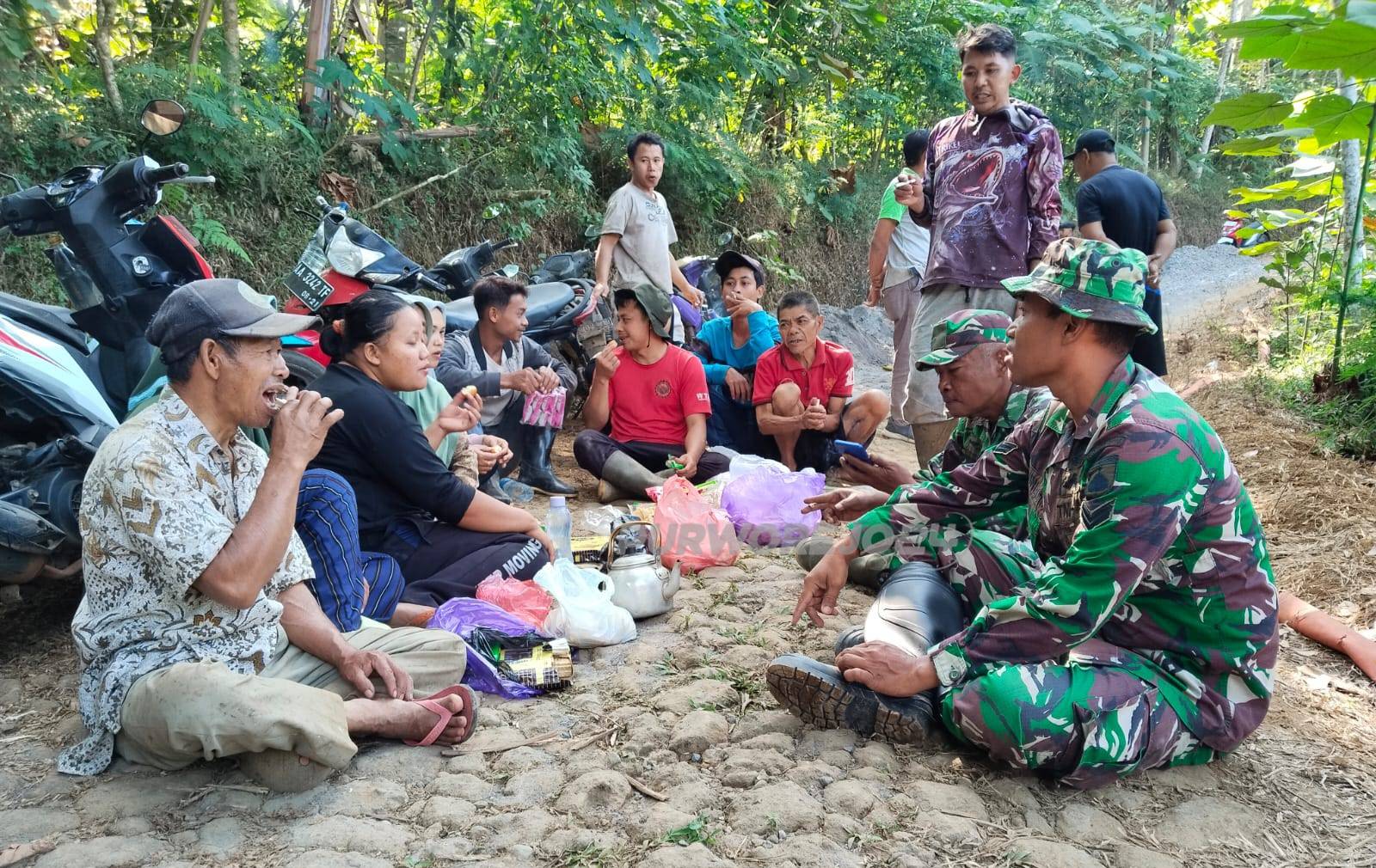 Warga dan TNI makan bersama disela giat TMMD
