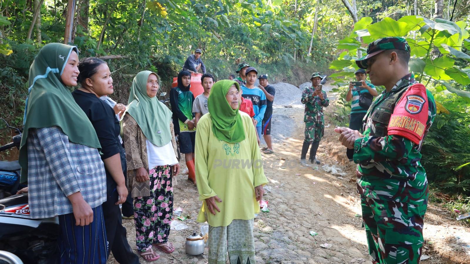 Kebersamaan TNI dan warga di TMMD