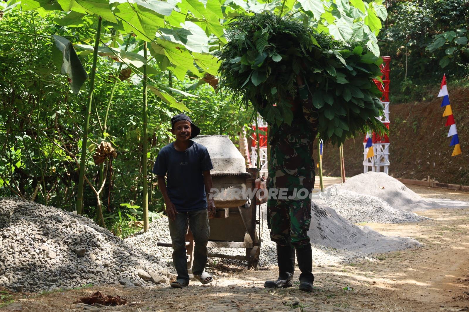 TNI bantu warga bawa rumput