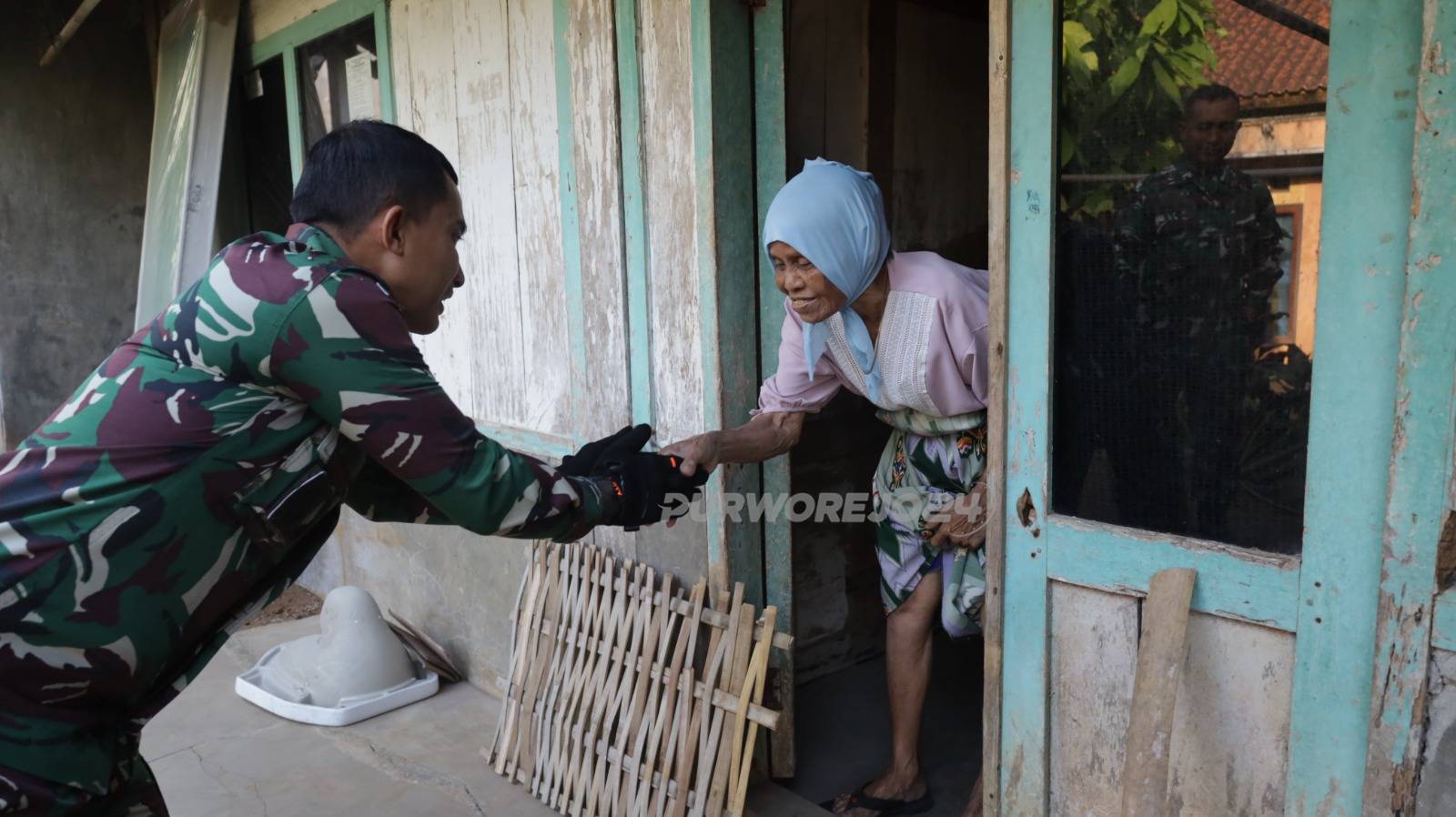 Petugas sambangi warga