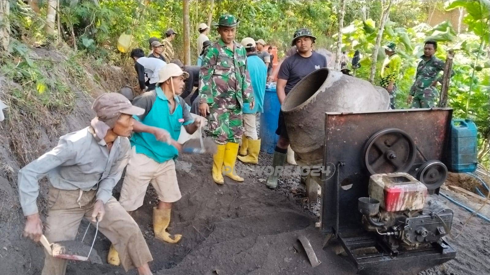 Warga semangat gotong royong bangun jalan
