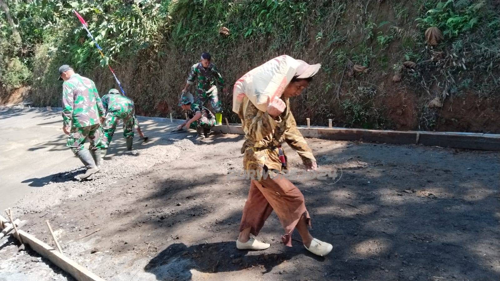 TNI dan warga kompak angkut semen untuk bangun jalan