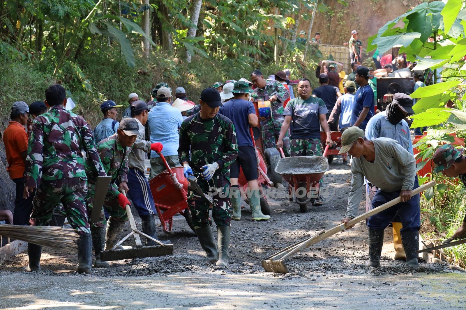 Warga gotong royong bangun jalan