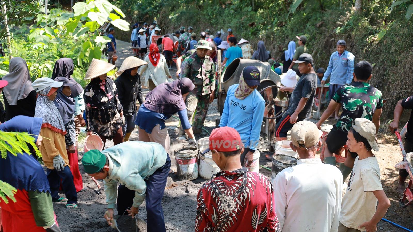 Semangat gotong royong bangun jalan