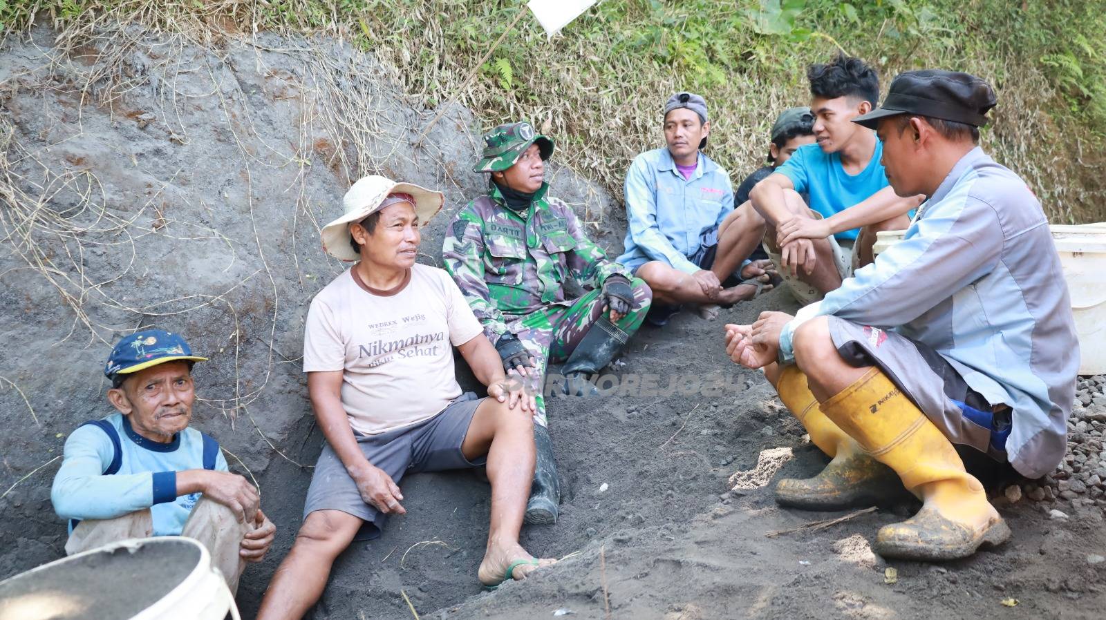 Keakraban disela kegiatan TMMD