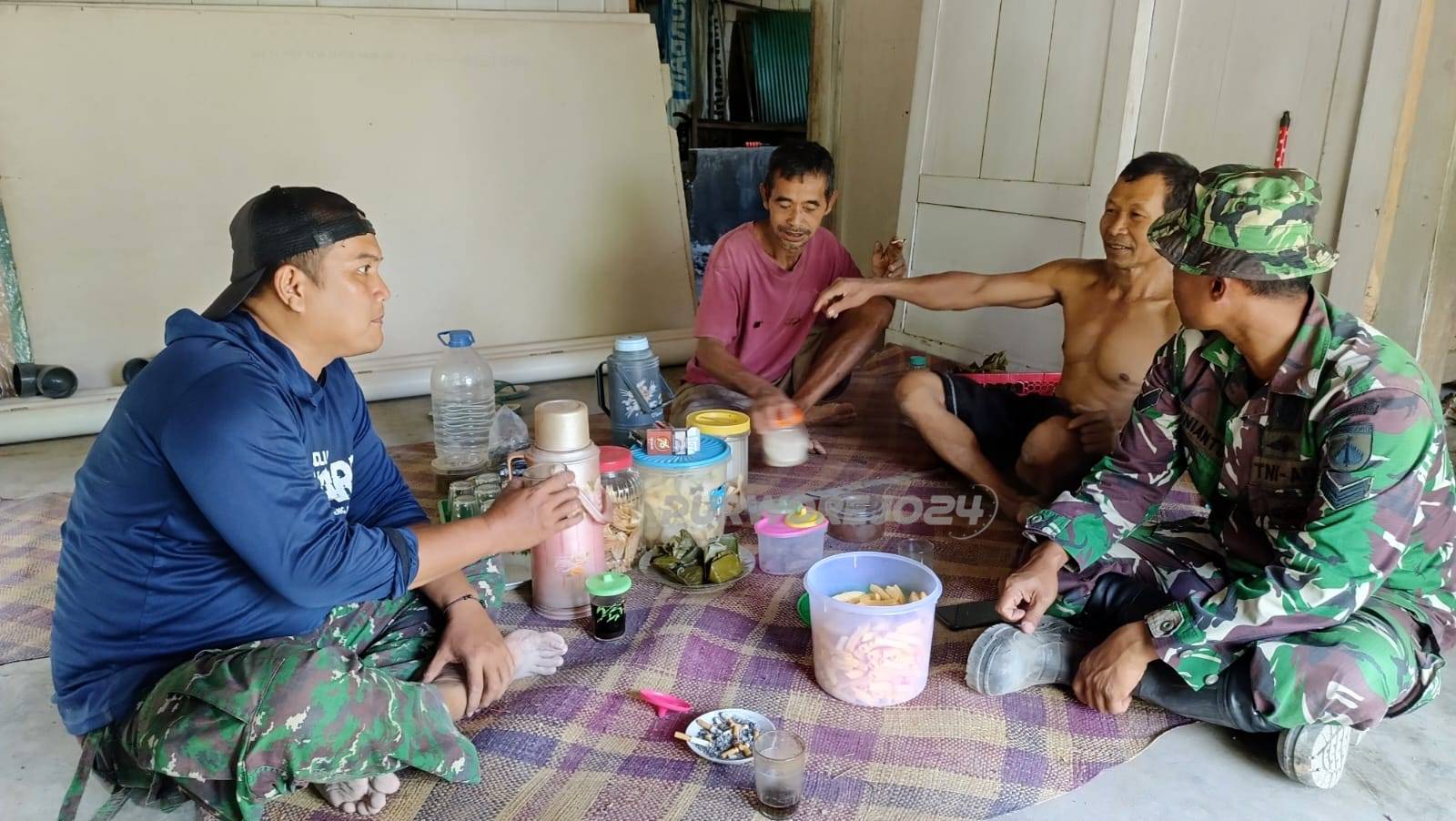 Warga dan TNI akrab di kegiatan TMMD