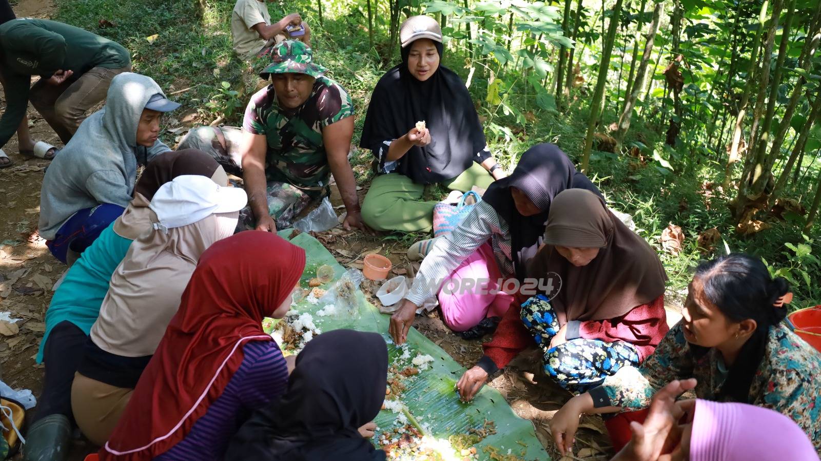 Semangat ibu ibu membantu kegiatan TMMD