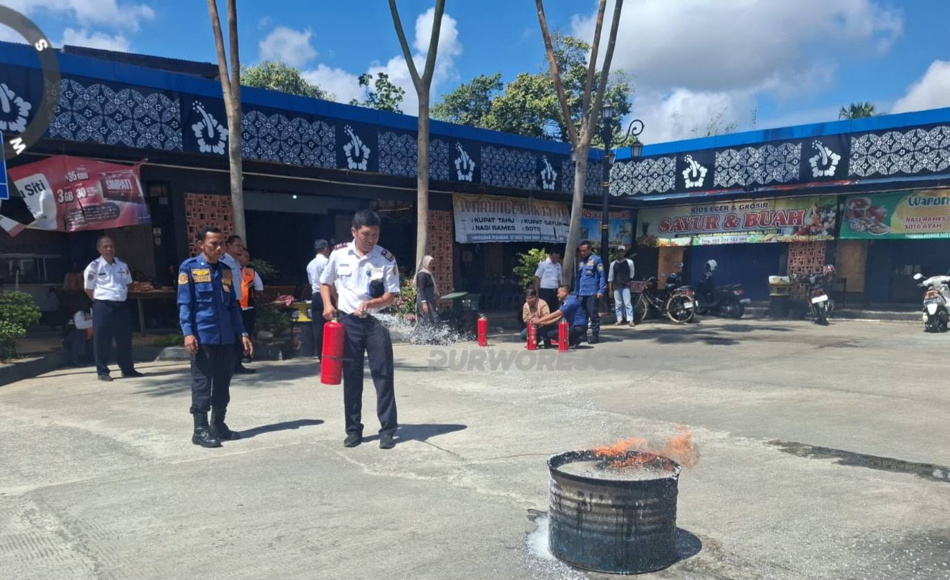 Kegiatan sosialisasi pemadaman kebakaran di Terminal Type C Purwodadi