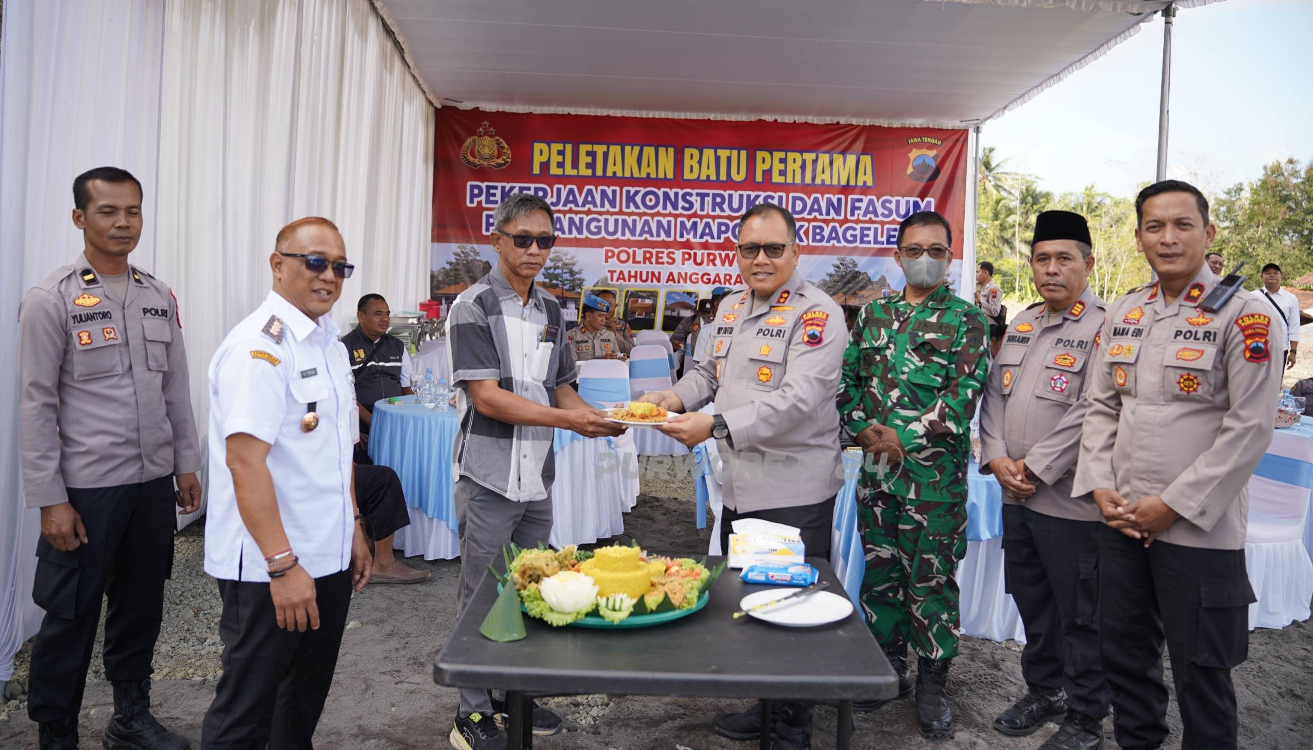 Pemotongan tumpeng tandai dimulainya pembangunan Mapolsek Bagelen