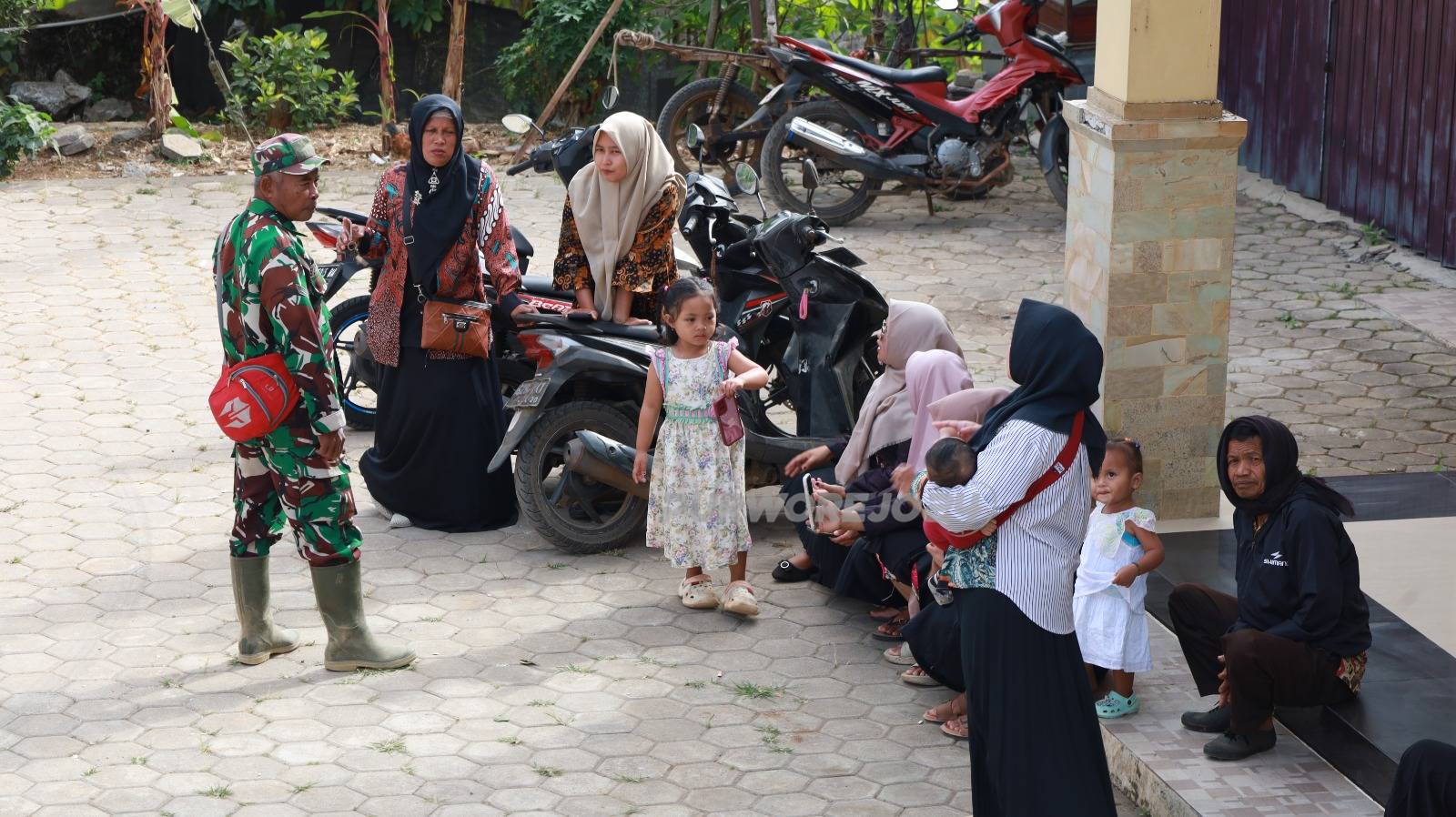 Kedekatan TNI dan warga di kegiatan TMMD