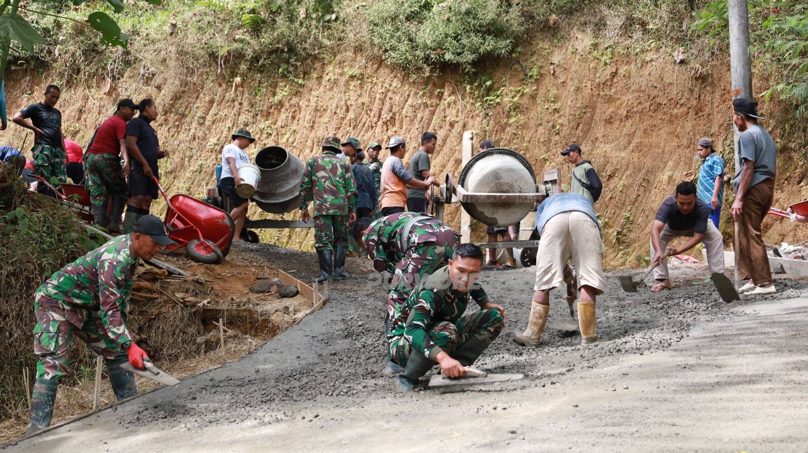 Gotong royong mambangun jalan