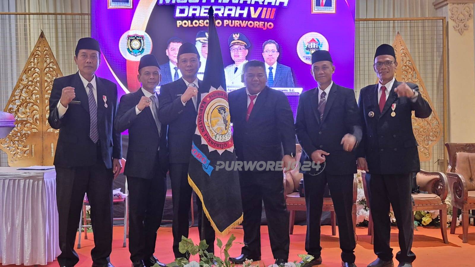 Andi Prasetyawan, ketua Polosoro Kabupaten Purworejo terpilih foto bersama dengan pengurus Polosoro demisioner