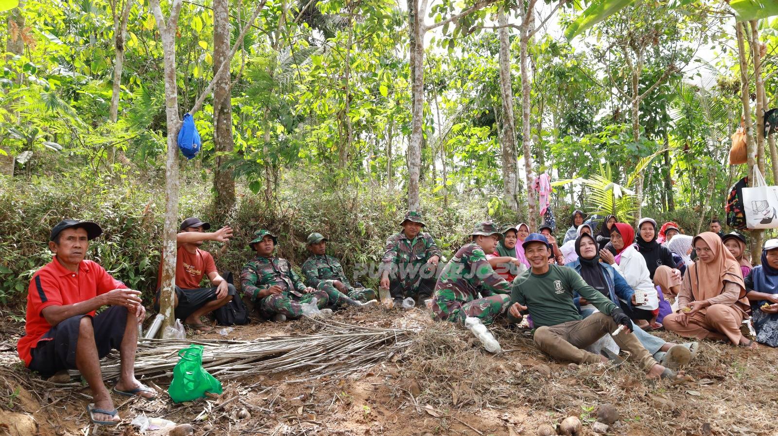 Kebersamaan warga dan TNI di kegiatan TMMD