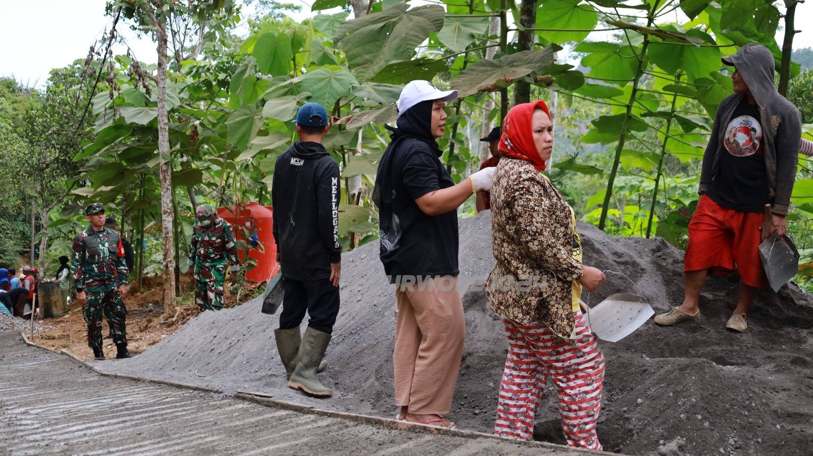 Semangat ibu ibu di kegiatan TMMD