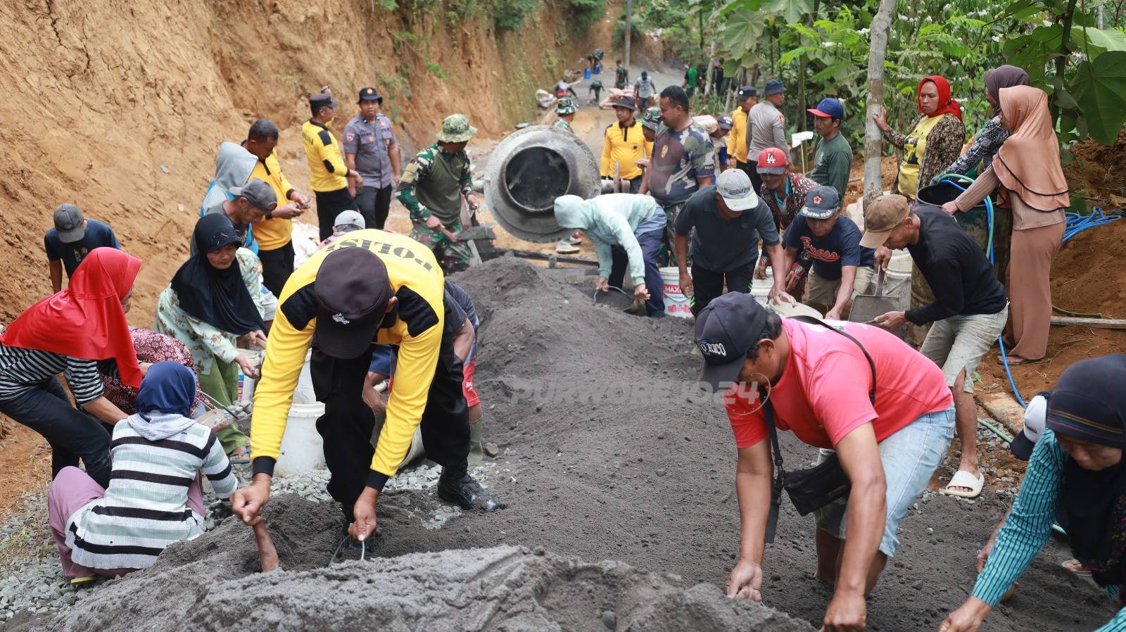 Semangat gotong royong bangun jalan