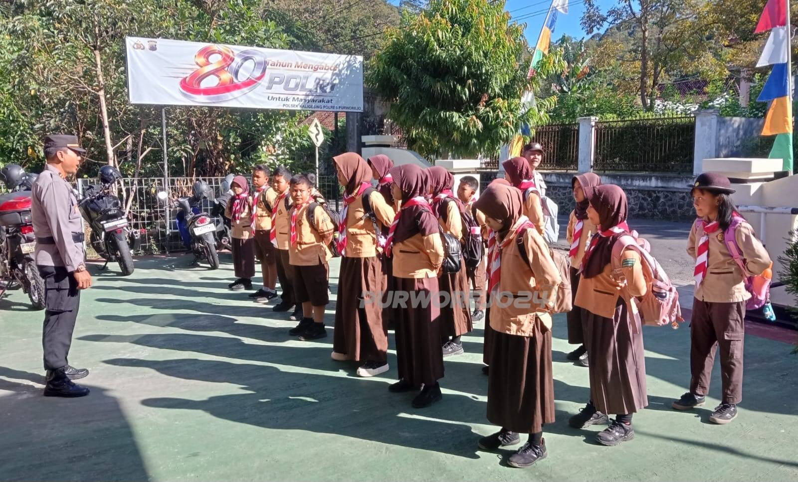 Kegiataan outing class di Mapolsek Kaligesing