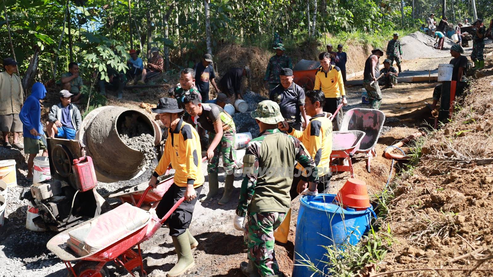 Warga semangat gotong royong bangun jalan