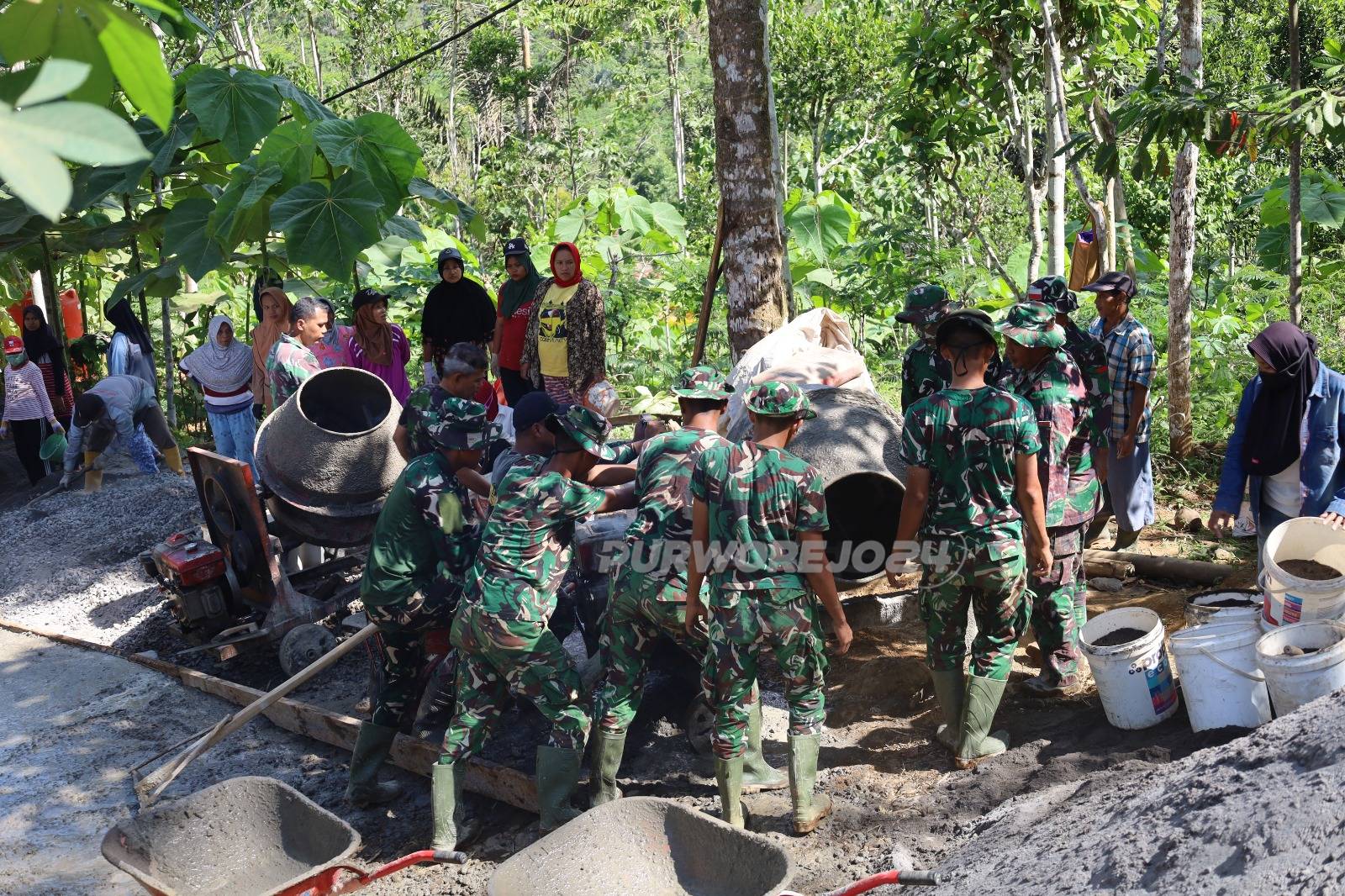 Pekerjaan pembangunan jalan di giat TMMD