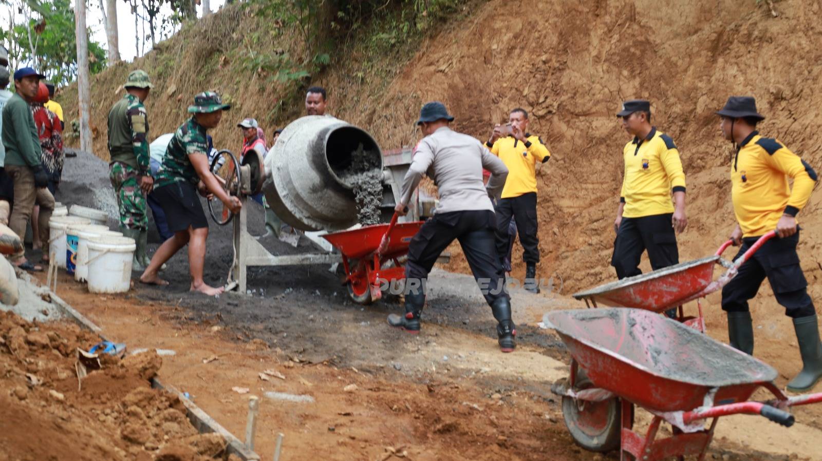 Sinergi TNI, Polri dan warga membangun jalan dalam giat TMMD