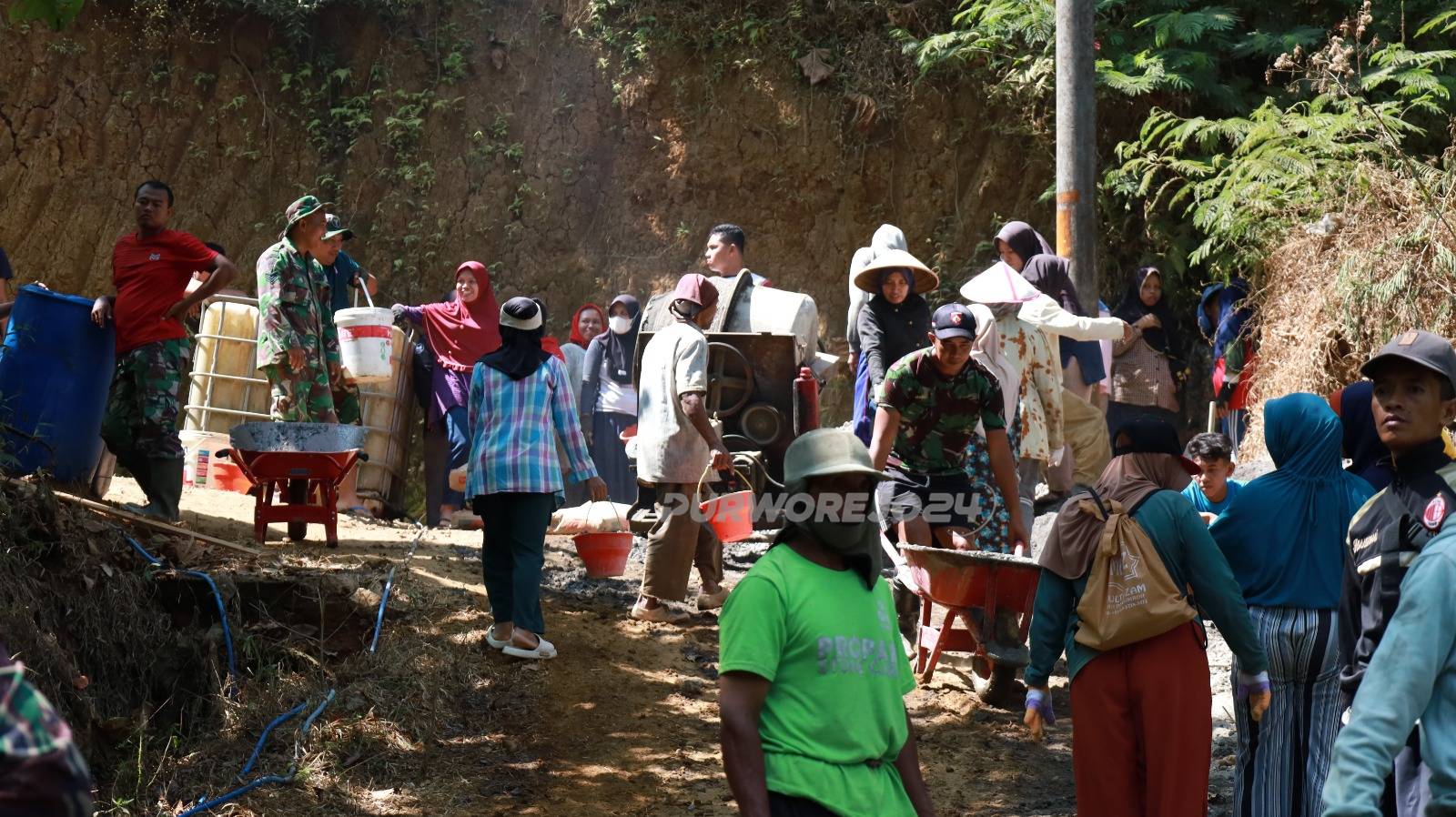 Kerja bakti pembangunan jalam di giat TMMD