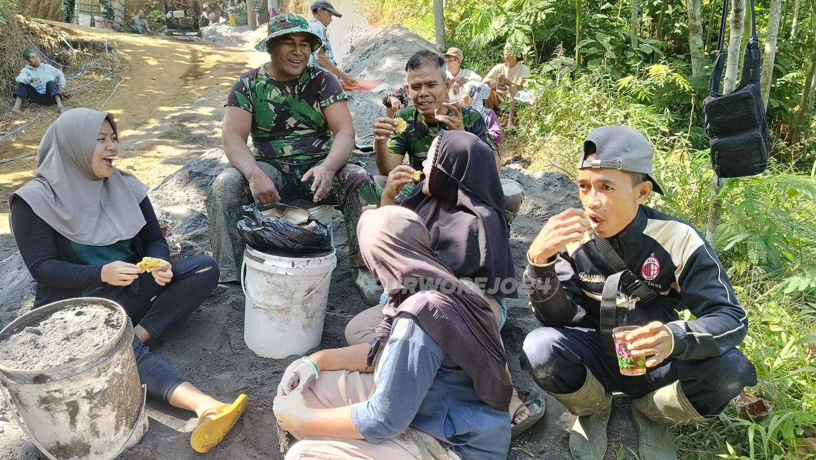 Warga dan TNI makan bersama di sela istirahat giat TMMD