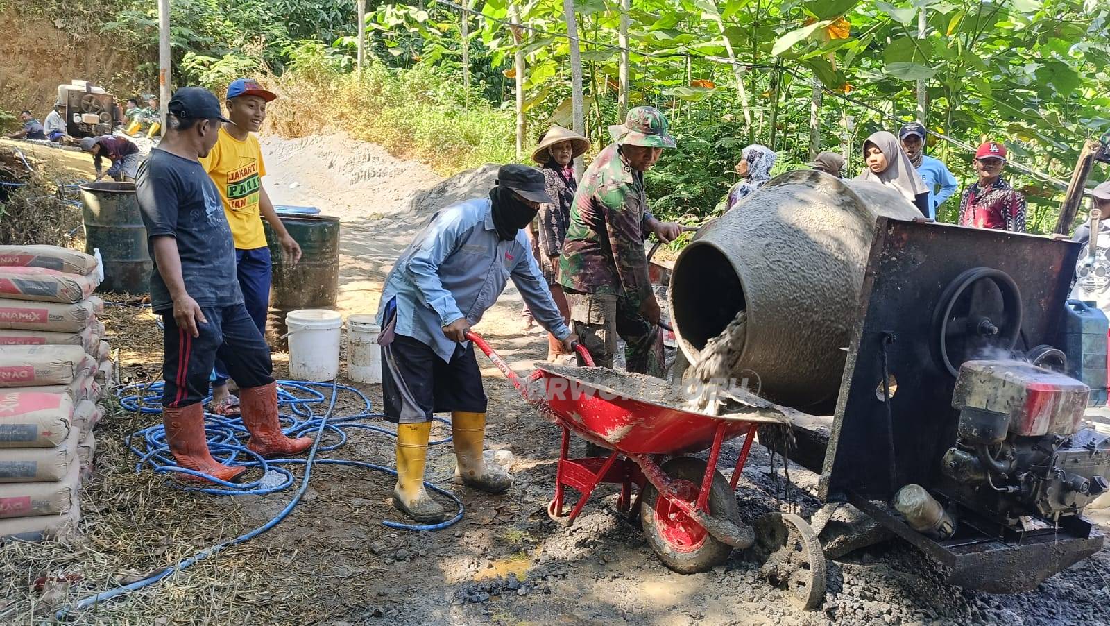 Gotong royong bangun jalan dengan mesin molen