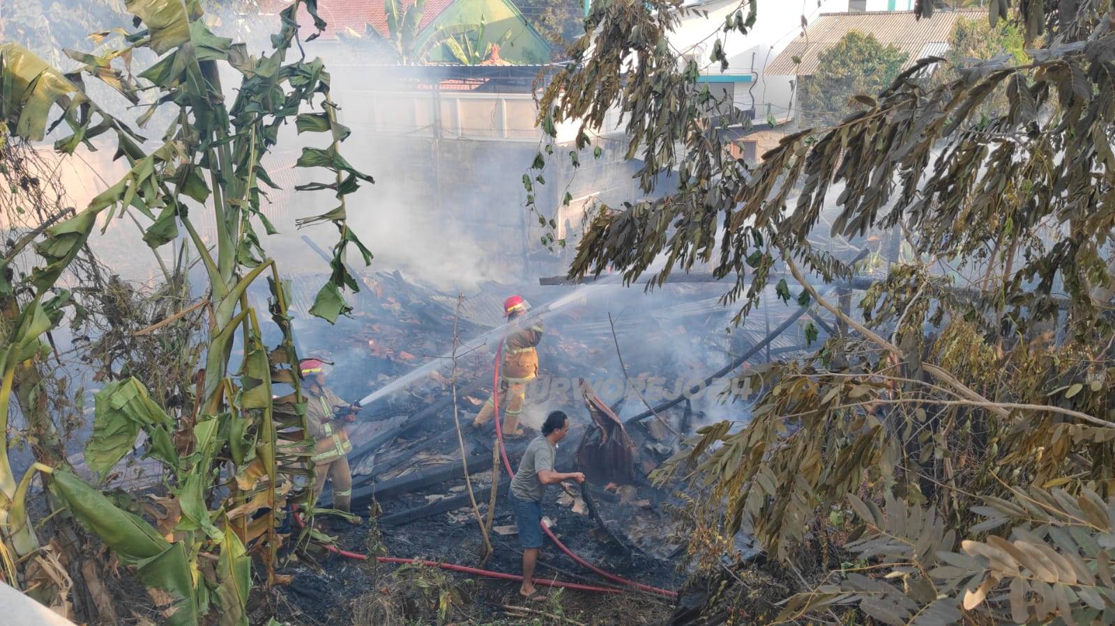 Petugas saat melakukan pemadaman