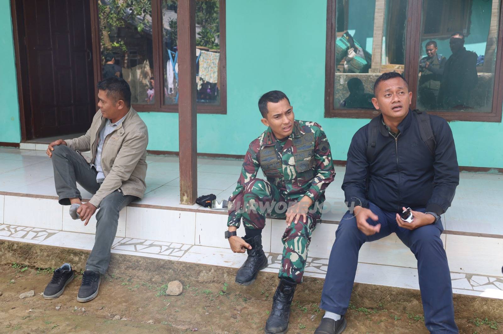 Warga dan TNI melaksanakan ibadah disela giat TMMD