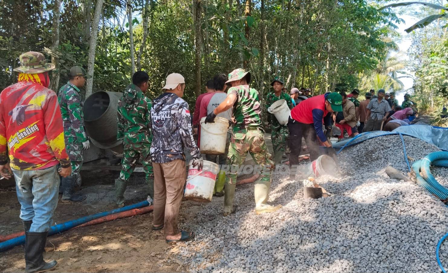 Warga gotong royong bangun jalan