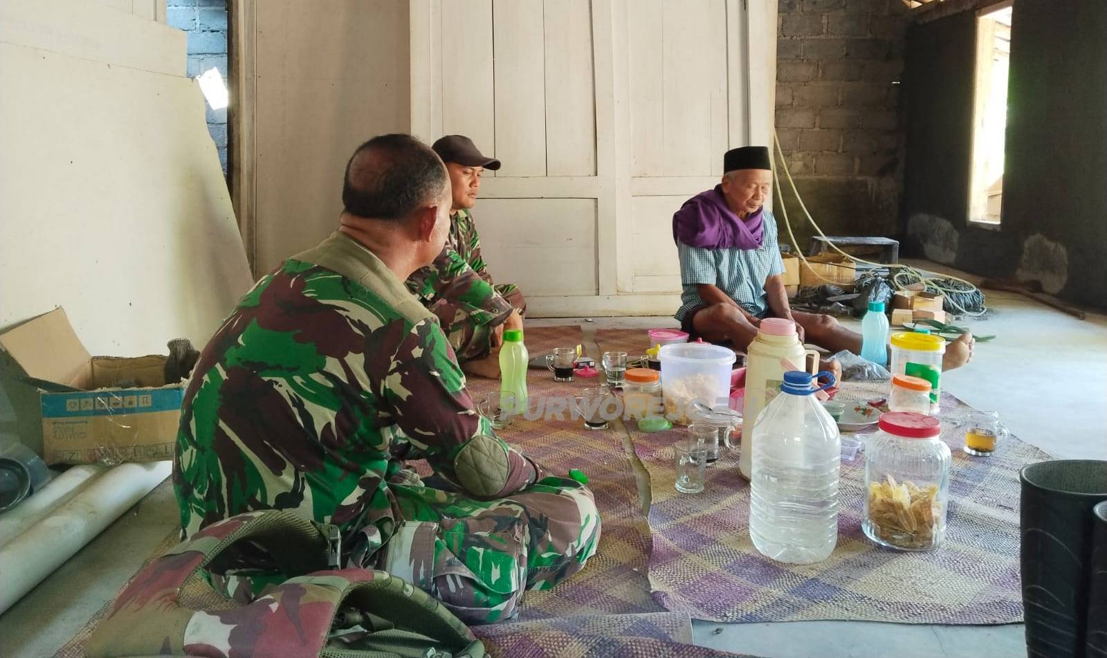 Akrab antara warga dan TNI di giat TMMD