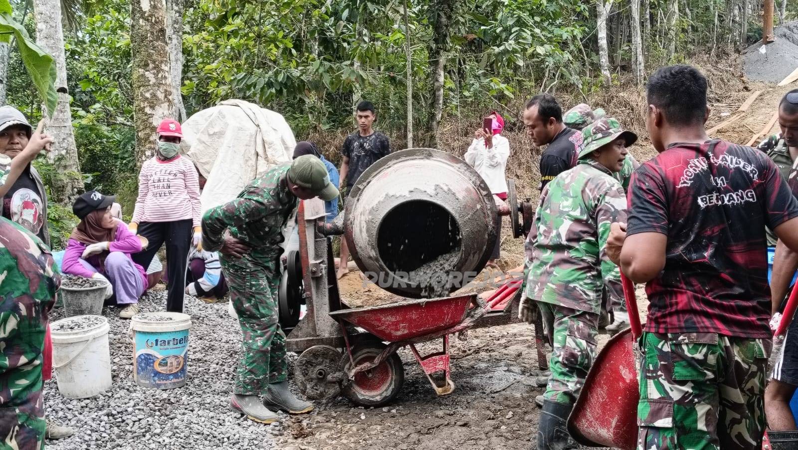 Semangat gotong royong bangun jalan